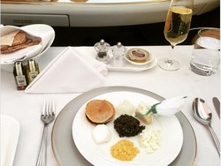 Ini 8 Maskapai Penerbangan dengan Menu Makan First Class yang Mewah (1)