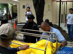 Tiba di RS Polri, Jasad Pelaku Bom Panci Dibawa ke Ruang Forensik