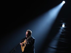 Sting Nyanyikan The Empty Chair dengan Begitu Haru