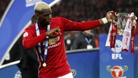 Paul Pogba mengangkat trofi Piala Liga Inggris. Pool/Carl Recine/Reuters/detikFoto.