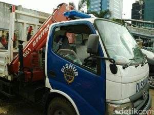 Tak Terima Mobilnya Diderek, Pemilik Rusak Mobil Dishub