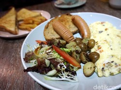 Cottonwood Cafe: Menyantap Omelette Platter yang Gurih Lembut dengan Sosis dan Salad Segar