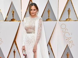 Demi Anak Perempuan Ini, Chrissy Teigen Ngaku Naik Pesawat Tak Pakai Celana
