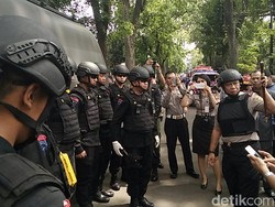 Polisi Bersiap Lakukan Evakuasi di Kantor Kelurahan Arjuna Bandung