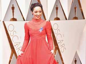 Ruth Negga Kenakan Pita Biru di Gaunnya untuk Hormati ACLU