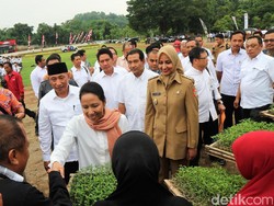 Menteri Rini Serahkan Kartu Tani ke Petani dan Peternak di Jember