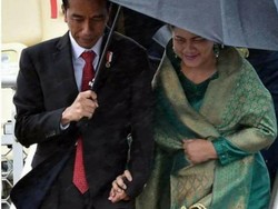 Kemesraan Jokowi Payungi dan Gandeng Iriana Bikin Baper Netizen