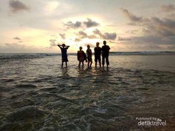 Perpaduan Keindahan Air Terjun dan Syahdunya Sunset Pantai di Sukabumi