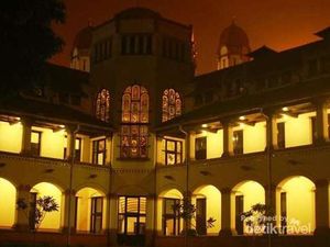 Gimana Sih Rasanya Memotret Lawang Sewu Saat Malam?