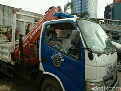 Tak Terima Mobilnya Diderek, Pria ini Hancurkan Mobil Dishub