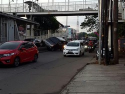 Ada Mobil Tabrak Separator TJ, Ragunan Arah Mampang Macet 2 Km