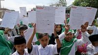 Ratusan Anak Nelayan Tulis Surat Untuk Presiden