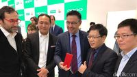 Bos Barca Blusukan di Booth Oppo MWC 2017