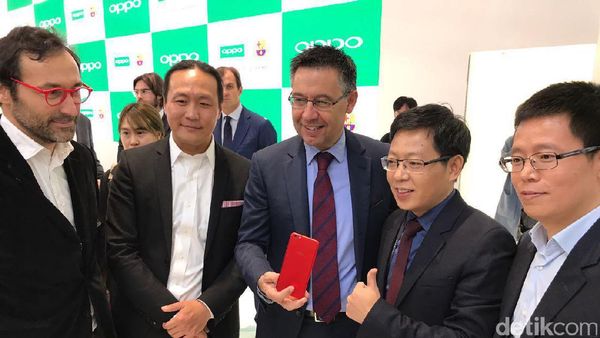 Bos Barca Blusukan di Booth Oppo MWC 2017