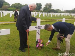 Warga Belanda ini Ajak Anak Nyekar ke Makam Ayahnya di Surabaya