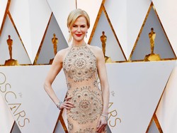 Nicole Kidman Curi Perhatian dengan Gaun Nude & Perhiasan 119 Karat