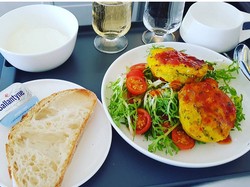 Ini 8 Maskapai Penerbangan dengan Menu Makan First Class yang Mewah (2)