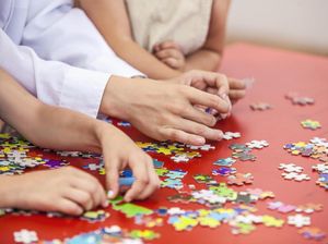 Buat Orang Tua, Kadang Happy Itu Sesimpel Memainkan Mainan Anak