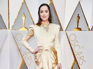 Pakai Kalung Mewah dari Museum, Dakota Johnson Dikawal 20 Penjaga