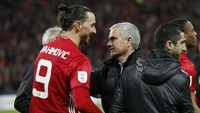 Tahukah kamu, Ibra begitu respek kepada Jose Mourinho. Belum banyak orang tahu, Ibra pernah mengungkapkan Jose Mourinho adalah bintang besar ... dia keren. Pertama kali dia bertemu (istri saya) dia berbisik kepadanya, Helena, kamu hanya punya satu misi. Beri makan Zlatan, biarkan dia tidur, buat dia bahagia. Maka, saya menyukainya (Action Images via Reuters / Carl Recine)