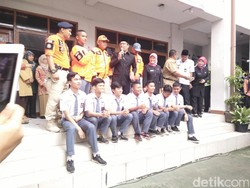 Sebagai Penghargaan, Dua Siswa SMAN 6 Diberi Jaket Rescue