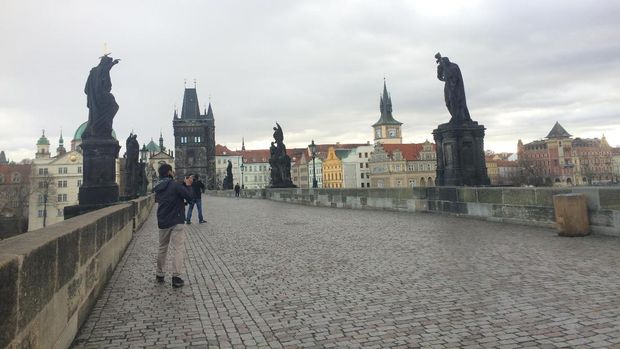 Objek patung yang menjadi target foto para turis