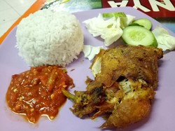 Di Kantin PIM 2 Ada Soto Ayam dan Ayam Penyet yang Sedap