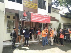 Tim Labfor Mabes Polri Olah TKP Kantor Kelurahan dan Lokasi Bom Panci