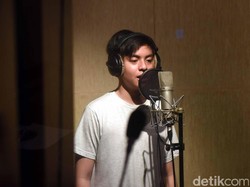 Hibur Pengunjung Transmart Cikokol, Angga Yunanda Bawakan Disini Untuk Kamu