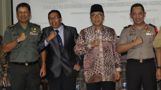 Kapolda Banten Brigjen Listyo Sigit (kanan), di Serang, 2017.