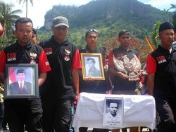Bongkahan Tanah Makam Tan Malaka Diarak Menuju Tanah Kelahiran