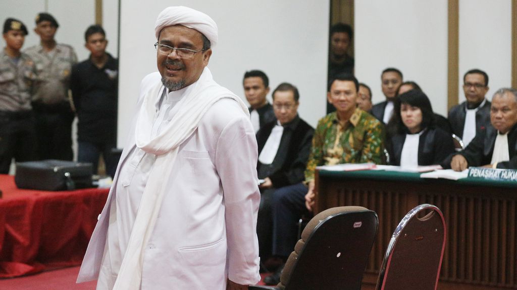 Islamic Defenders Front (FPI) Leader Rizieq Shihab at the Ministry of Agriculture building in South Jakarta, Tuesday (2/28).  The twelfth trial of the blasphemy case with the defendant DKI The governor of Jakarta, Basuki Tjahaja Purnama (Ahok), presented two expert witnesses from the public prosecutor, the leader of the Front of Islamic Defenders (FPI) Rizieq Shihab and the criminal law expert of the Ulema Council of Indonesia (MUI) Abdul Choir Ramadan AMONG PHOTOS / Pool / Ramdani / pd / 17.