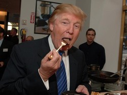 Donald Trump Makan Steak Well Done dengan Saus Tomat