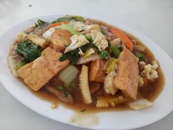 Mencicip Sapo Tahu Hingga Es Campur di Kantin Plaza Senayan