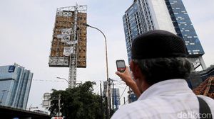 Lagi, Agustinus Nekat Panjat Baliho di Slipi