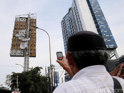 Lagi, Agustinus Nekat Panjat Baliho di Slipi
