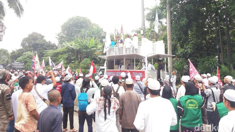 Polisi Minta Massa di Luar Sidang Ahok Tetap Tertib