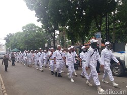 Bawa Mobil Komando, Massa Sambut Kedatangan Habib Rizieq di Kementan