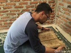 Membaca Al Quran yang Disebut Tertua se-Asia