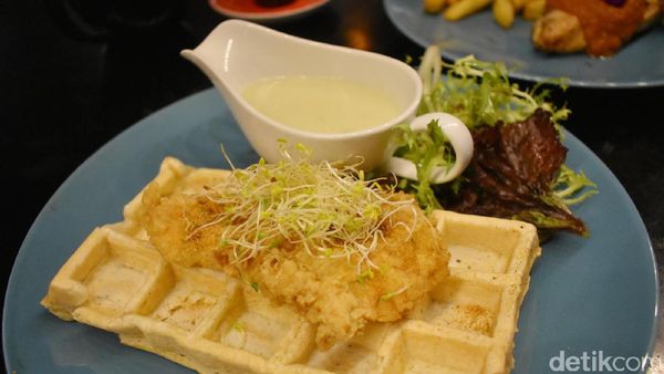 Enaknya Ngopi Sambil Mencicip Chicken Waffle Bersaus Keju