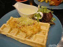 Noahs Barn: Waffle Empuk Bertopping Ayam Plus Saus Keju