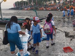 Jelang HPSN 2017, Ribuan Siswa Kerja Bakti di Pantai Cumpat Bulak