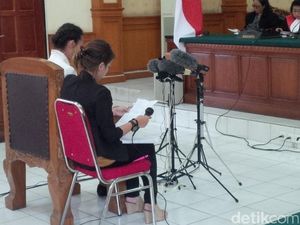 Sambil Menangis, Terdakwa Pembunuh Polisi Kuta Bacakan Pleidoi