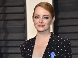 Emma Stone Kembali Memukau dengan Slip Dress di After Party Oscar