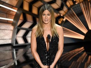 Duh, Gaun Jennifer Aniston di Oscar Ternyata Pernah Dipakai J-Lo
