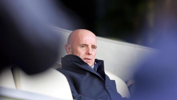 Real Madrid's Sporting Director Italian Arrigo Sacchi looks at his players during a training session on the eve of their Champions League football match against Juventus, at Santiago Bernabeu stadium in Madrid, 21 February 2005. AFP PHOTO/ JAVIER SORIANO / AFP PHOTO / JAVIER SORIANO