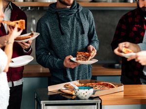 Sering Makan Sambil Berdiri Bisa Bikin Gendut? Ini Kata Ahli Gizi