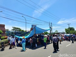Warga Demo PLTU Cirebon, Jalur Pantura Macet Hingga 5 KM