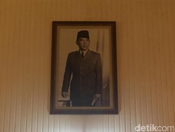 Foto Istimewa Bung Karno di Kamar Pribadinya di Solo