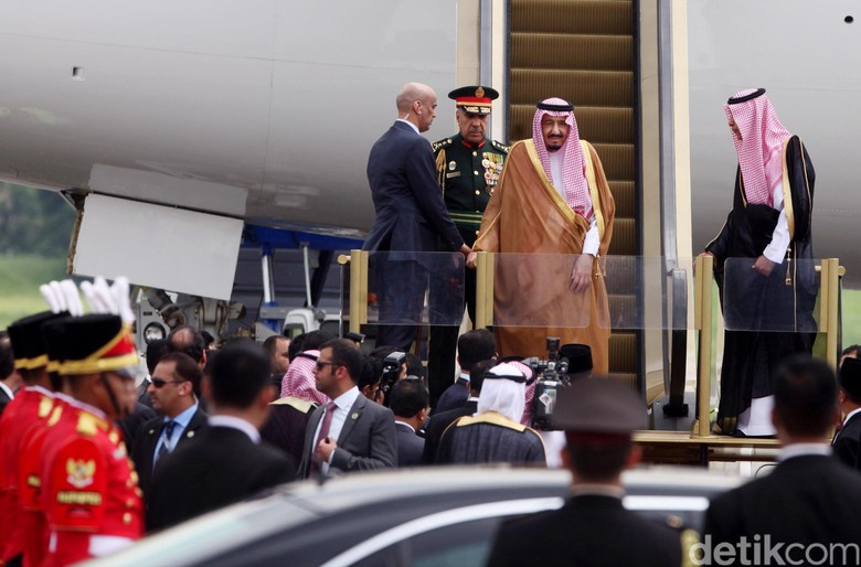 Hujan Deras, Warga Heboh Sambut Rombongan Raja Salman di Tugu Kujang Hujan Deras, Warga Heboh Sambut Rombongan Raja Salman di Tugu Kujang
